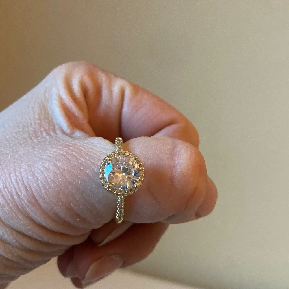 Pretty Bird Jewelry Radiant Gold Women's Ring with Sparkling Centerpiece - Picture 5 of 10